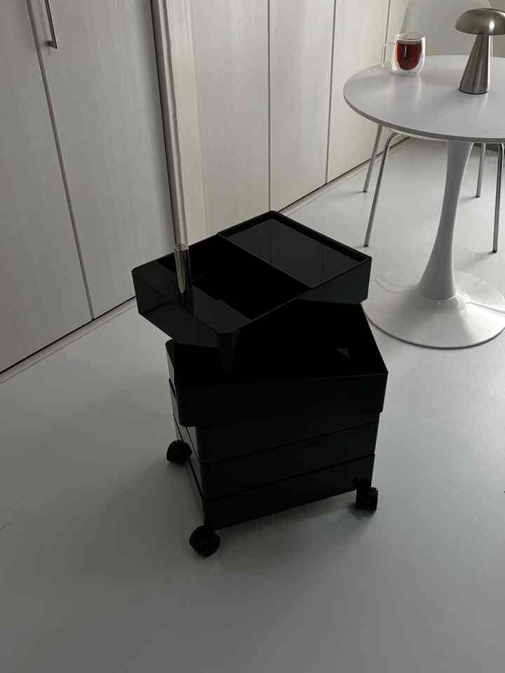 床のDIYをした真っ白すぎる空間に黒のワゴンが印象的でとてもかわいい。

ラグとグリーンを今後足してくよ。

#韓国インテリア #フロアタイル #ダイニングテーブル #モノクロ #ホワイトルーム #一人暮らし #DIY