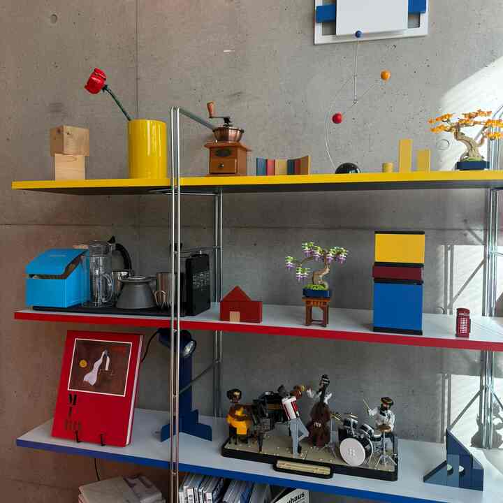 我が家のリビングルームにある、
ikeaのBYAKORRE ビーヤコレ オープンシェルフユニットが本当におすすめ。何でも映えます。
　
#ikea #momadesign #bauhaus 