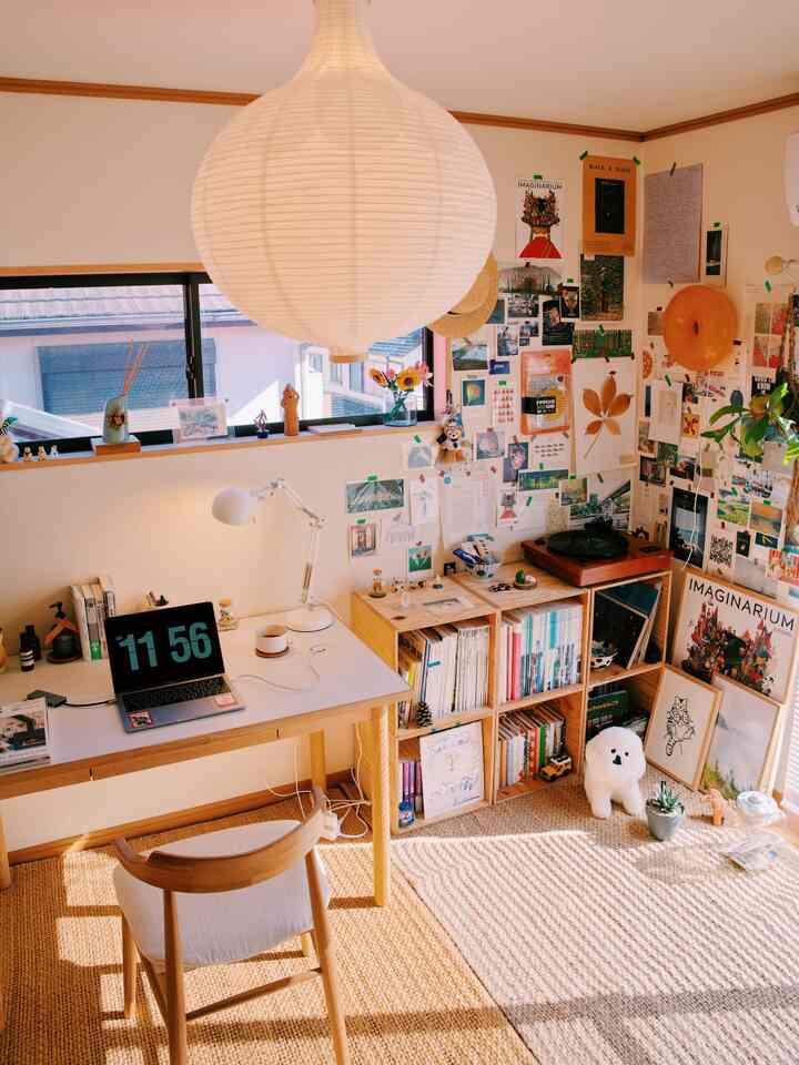 ナチュラルトーンの6畳ワークスペース、自然光とペンダントライトが調和した印象的な一人部屋