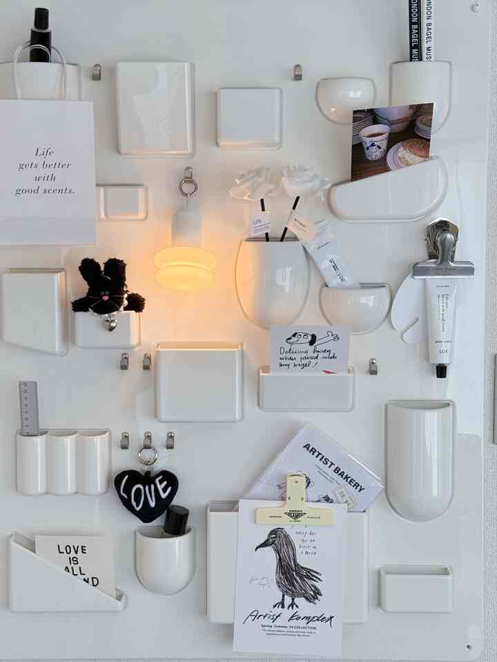 韓国で購入してきたLOEというブランドのハンドクリームがとってもいい香りでお気に入りです🤍
ハンドクリームを挟んでいるのはメゾンマルジェラカフェで購入したクリップ🫶

#韓国インテリア　#ウーテンシロ　#韓国購入品