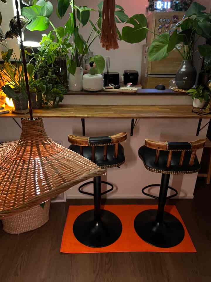 BLACK FRIDAYで購入したパステルラグ
アクセントカラーが可愛い🧡

#カウンターチェアー #キッチン　#アクセントカラー
#オレンジ　#差し色　#キッチンカウンター