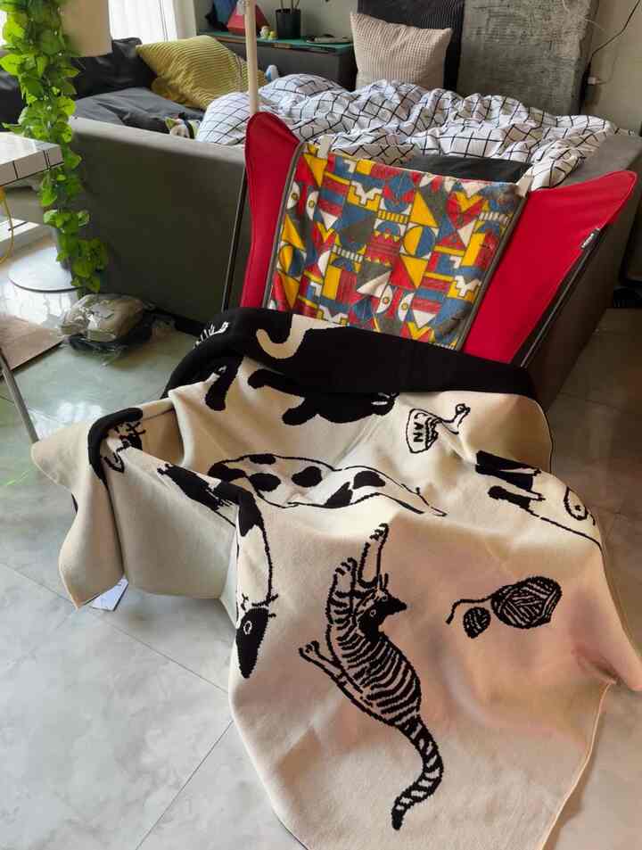 さぶあかです。#ohouse の #ブラックフライデー 購入品のねこブランケットが届きました。あたたかくてかわいくてさいこうです。

その他も色々新調したんですが、届いてアップする頃にはソールドアウトでページが消滅してるものもちらほら...

#ワンルーム #賃貸インテリア #観葉植物 #リノベーション #diy #cozy #打ちっぱなしコンクリート 
