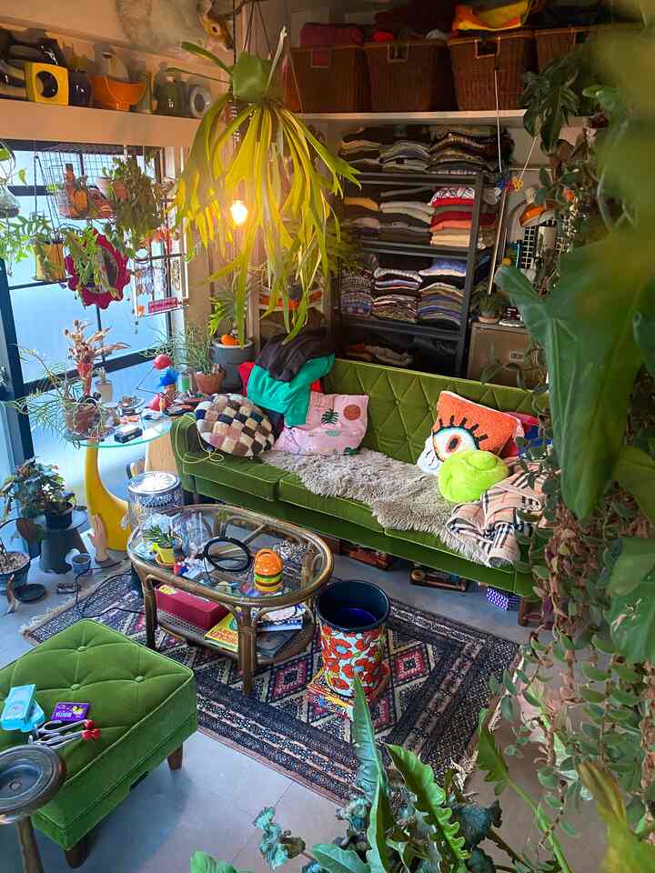 どこから眺めても、ソファの周りが囲われているような作り込みをしています。グリーンで縁取ったり、雑貨で区切ったり。
余白が重視されがちな昨今のインテリアですが、個人的には密度のあげ方も重要かなと思ってます☺︎
#ミッドセンチュリー #ビンテージ #昭和レトロ
#観葉植物 #グリーンインテリア #多国籍インテリア
#カリモク #リビングインテリア