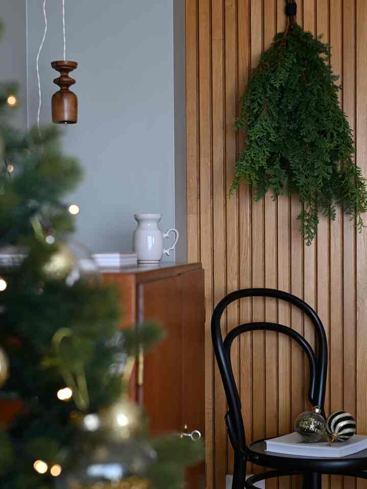 スワッグにしようと思っていたヒムロ杉が
あまりにフレッシュで良い香りなので
暫くは花瓶にばさっと活けて楽しんでいます
軽めのオーナメントをさげてクリスマスっぽく🎄

#クリスマス #ヒムロ杉