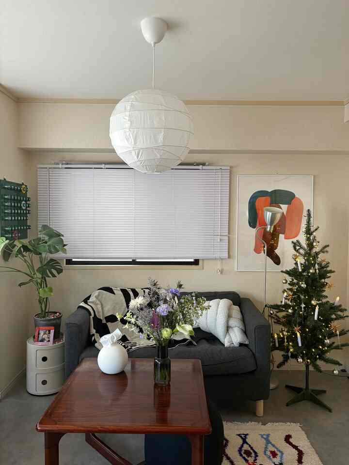 花のある暮らし💐
たまに聞かれる北欧テーブルは👨🏻がリサイクルショップで買ったものとのこと😌可愛い🫶🏻

#1LDK #12畳インテリア #12畳 #ふたり暮らしインテリア #roomtour #myroom #myhome #賃貸インテリア #お部屋紹介 #ミッドセンチュリー #韓国インテリア #二人暮らしインテリア