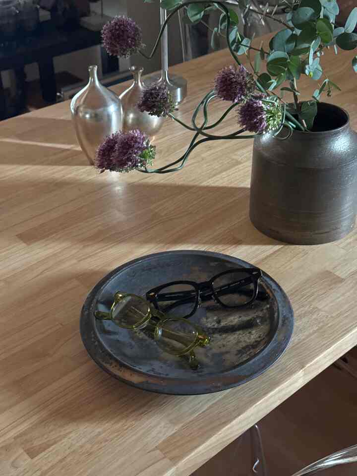 ナチュラルカラーの1LDKダイニング、花瓶とプレートの上にメガネが置かれた落ち着いた雰囲気のインテリア