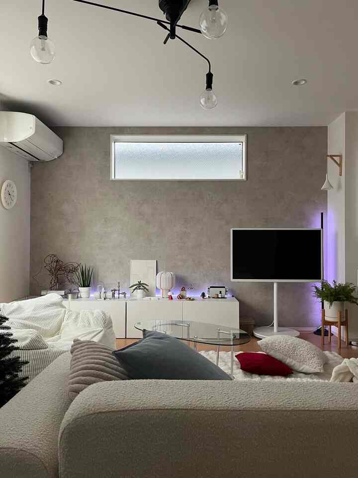 ⁡
新しい照明をお迎えしました 𓈒 𓏸 

◽️ SwitchBot RGBICテープライト
⁡
リビングの収納部分に設置しました💡
一気に雰囲気が良くなってうれしい✨
⁡
⁡
◽️ SwitchBot RGBIC フロアライト
⁡
フロアライトはリビングの角に設置💡
スタイリッシュなデザインがいい🖤
⁡
⁡
テープライトもフロアライトも
どっちもスマホで簡単に操作可能📱ˎˊ˗‬
色や明るさも変えられるよ🌈
⁡
部屋の雰囲気を手軽に変えられるから
おすすめです🤍

⁡
⁡
#switchbot #おうちスマート家電 #スマートホーム #フロアライト #テープライト