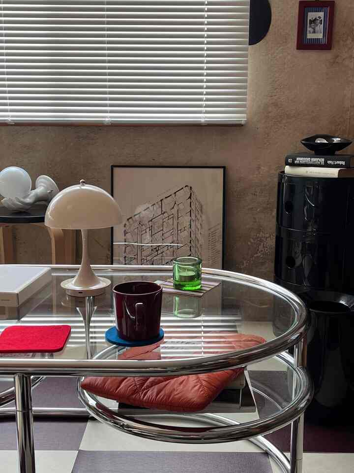 マグカップとコースターの色の組み合わせが好き🍷
雑貨はパキッとした色が好みで選んでしまう
お部屋のアクセントになっておすすめ
#インテリア #イッタラ #雑貨 #ヴィンテージ #コンポニビリ #壁紙