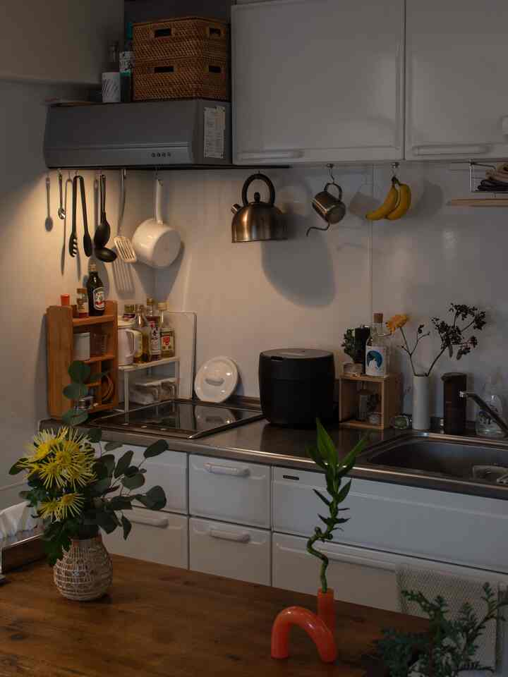 Dapur Saya 🍌

Saya suka menambahkan semburat warna pada desain hitam, putih, dan baja antikarat yang anorganik 🟠

#HidupSendiri #賃貸 #ワンルーム #1R #キッチン #台所 #キッチン用品 #キッチン家電 #キッチンインテリア #コーヒー #珈琲 #花 #フラワーベース #IKEA #無印良品 #ACTUS #TIMEMORE