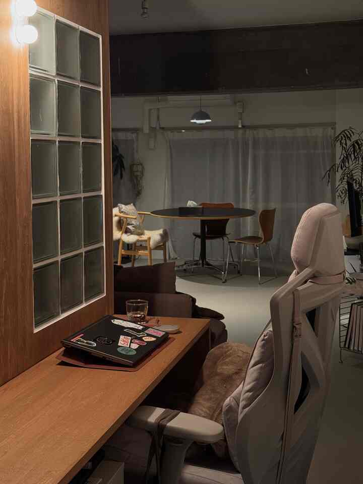 木目調が際立つモダンな二人暮らし用ダイニングルームと在宅勤務もできるホームオフィス空間