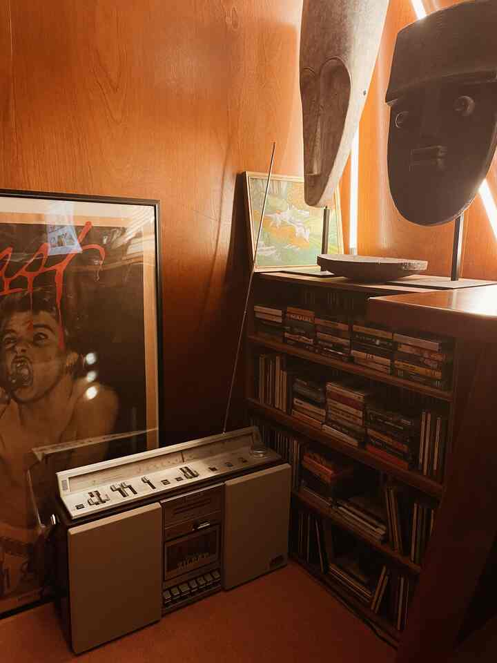 妻はレコード派

面倒くさがりな僕はCD、カセット派

#オーディオ #カセットテープ #ラジカセ #書斎 