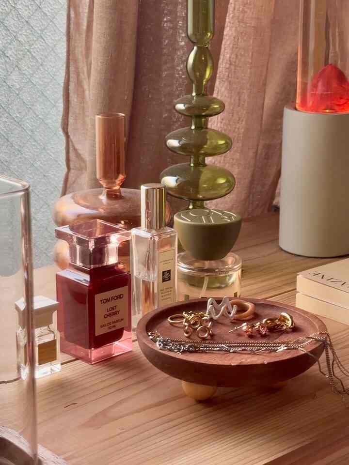 Nampan kayu favoritku ✨️
Bisa digunakan dengan berbagai cara, seperti untuk dupa, lilin aroma, atau sebagai nampan aksesori ♡
Ideal juga untuk diisi dengan ornamen dan menciptakan pajangan Natal ♡

#SelamatMalam #집꾸미기 #홈스타일링 #내추럴 #우드인테리어 #따뜻한집 #거실인테리어 #식물인테리어
#AksesoriRuangTamu #リビング照明 #リビング雑貨 #リビングカーテン #リビングテーブル #賃貸インテリア #インテリア家具 #インテリア配色 #インテリア植物 #インテリア小物 #インテリア照明 #インテリアおすすめ #インテリアオブジェ #お香 #ナチュラルインテリア #暮らしを楽しむ #インセンスホルダー #ミックステイスト #ウッドトレイ