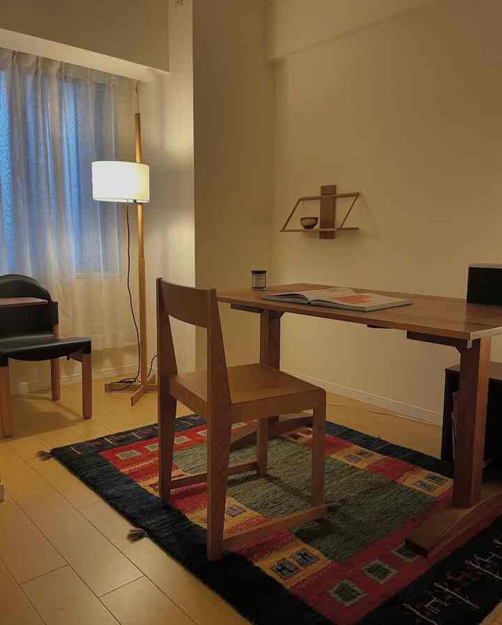 #書斎 #ダイニングチェア #デスク #フロアランプ #陶器 #カーテン #frama

Straight furniture and gauze

■Purchase via the link 🛒🔗
I love Andersen's wall shelves for their soft presence. Since they're not available in Japan, I imported them directly from the manufacturer ✈️