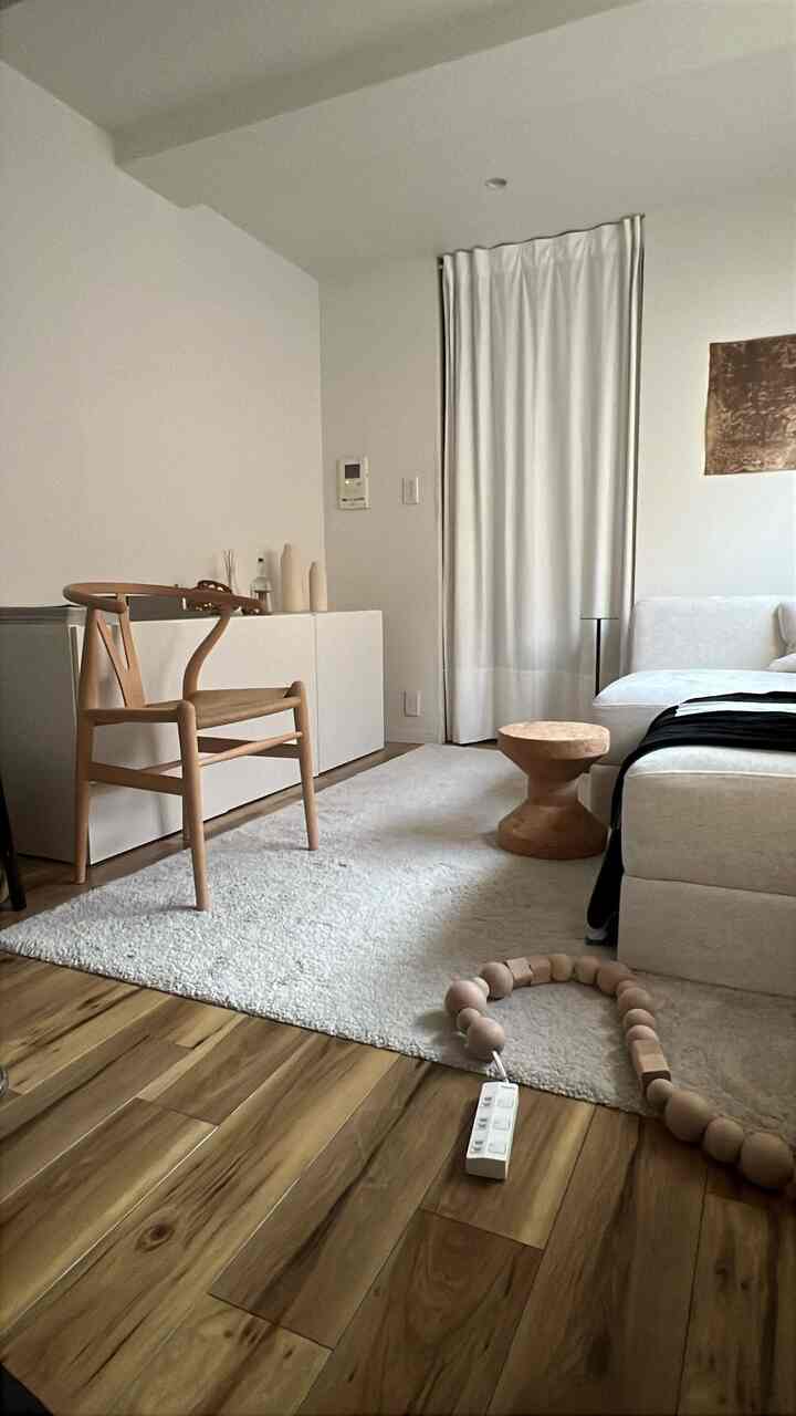 自然光だけで照らされたリビングが一番好き#interior #homedesign #nordichome #japandi #ikea  #vitra #carlhansenandson #インテリア #北欧インテリア #ジャパンディ #イケア #ヴィトラ #カールハンセンアンドサン #ワイチェア#1人暮らし #暮らしの記録