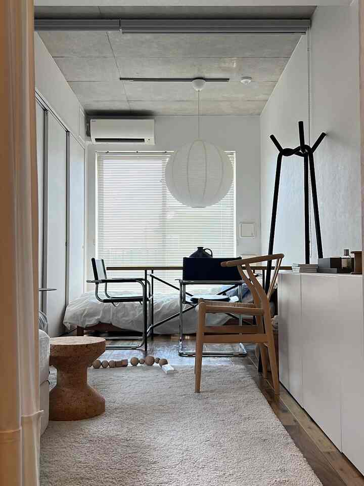 ナチュラルカラーの木製家具が配置された、一人暮らし向けの北欧スタイルのコンパクトなワンルーム