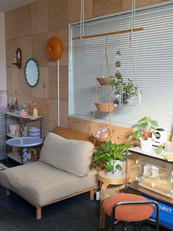 Natural style living room with warm wood tones and beige sofa, featuring plants that create a cozy atmosphere