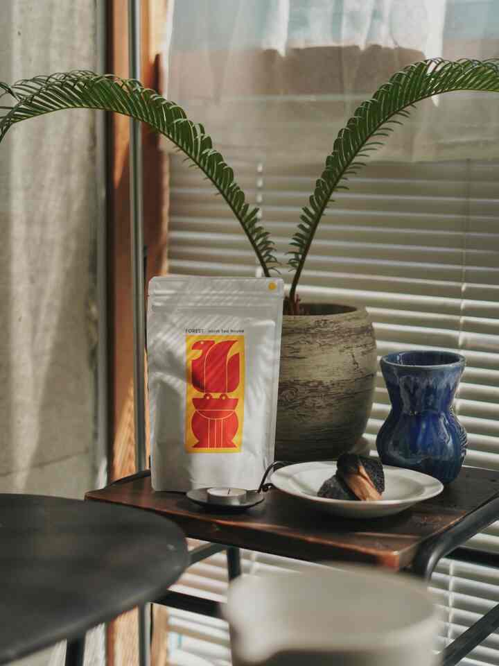 パロサントが好きなので、毎日欠かさず焚いています。
蝋燭も好きなので、色々と集めがち…🕯️

青い花瓶は陶芸体験で作ってお気に入りのもの🤲
3枚目の円柱型の石は、地元のアーティストさんが石にペイントしたもので、色味も形もどツボです…🎨

#部屋 #部屋作り #インテリア #インテリア雑貨 #インテリア小物 #雑貨 #ディスプレイ #IKEA #IKEA棚 #キャンドル #パロサント #花瓶 #観葉植物 #植木鉢 #コンクリート打ちっ放し 