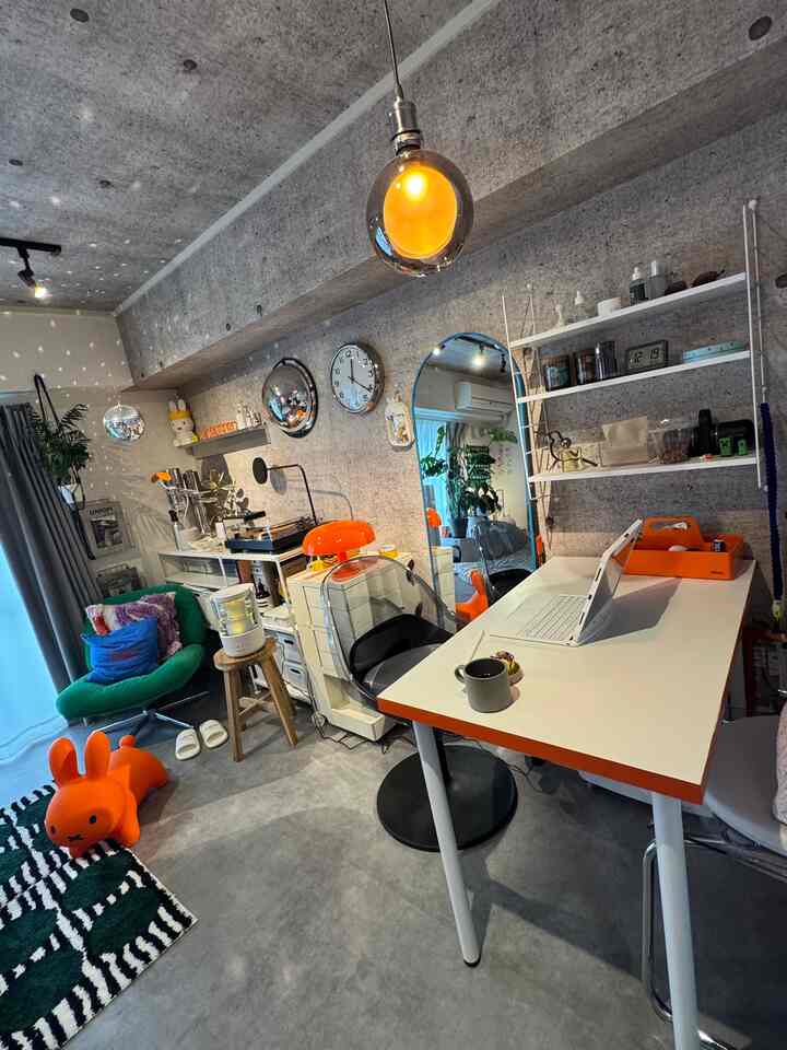 I like working at this table.
The square table is easy to  table #IKEA #miffy #アーチミラー #きのこランプ