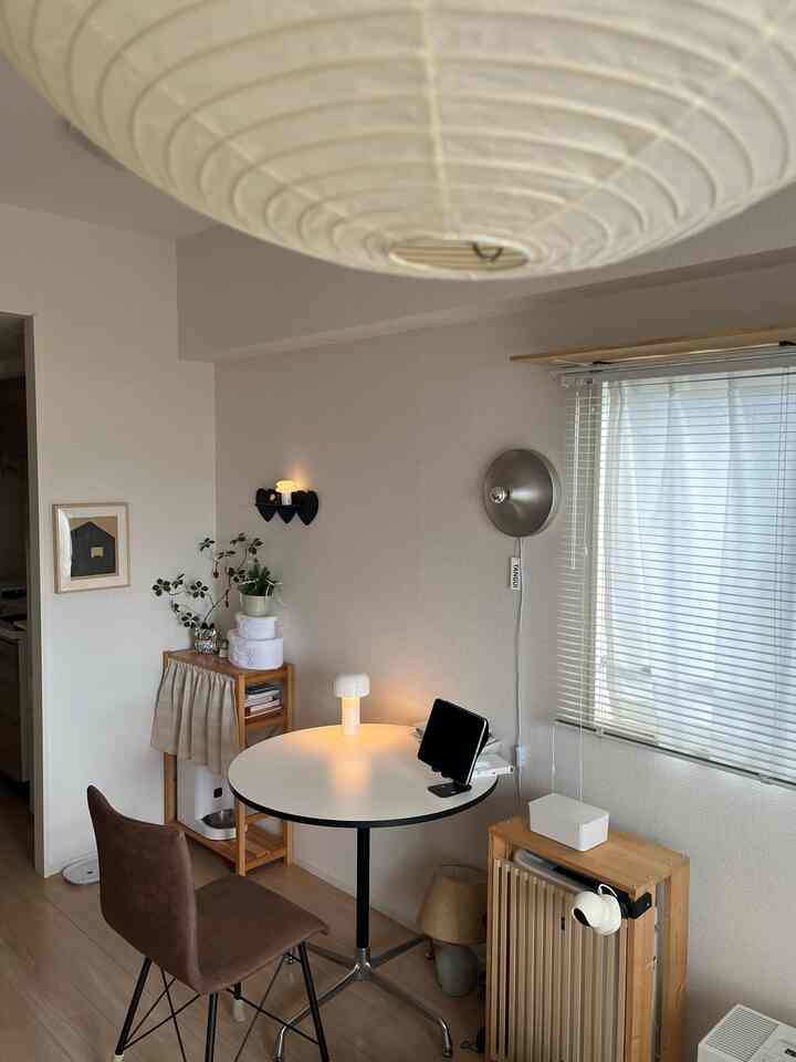 ナチュラルな木目調と白を基調とした一人暮らしのダイニングルーム、北欧モダンスタイルの照明とシンプルなインテリア