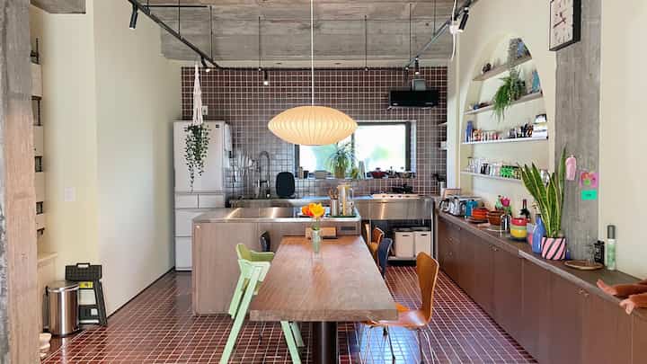 壁床のタイル、Rのニッチ収納にはグラスやマグカップを並べてます✨

#キッチン #キッチン家具 #キッチン照明 #キッチン収納 #キッチン雑貨 #キッチンインテリア #ダイニング #タイル #タイルの床 #リノベーション #一戸建て #一戸建てリノベ #カラフル #カラフルなインテリア #ミッドセンチュリー #midcentury