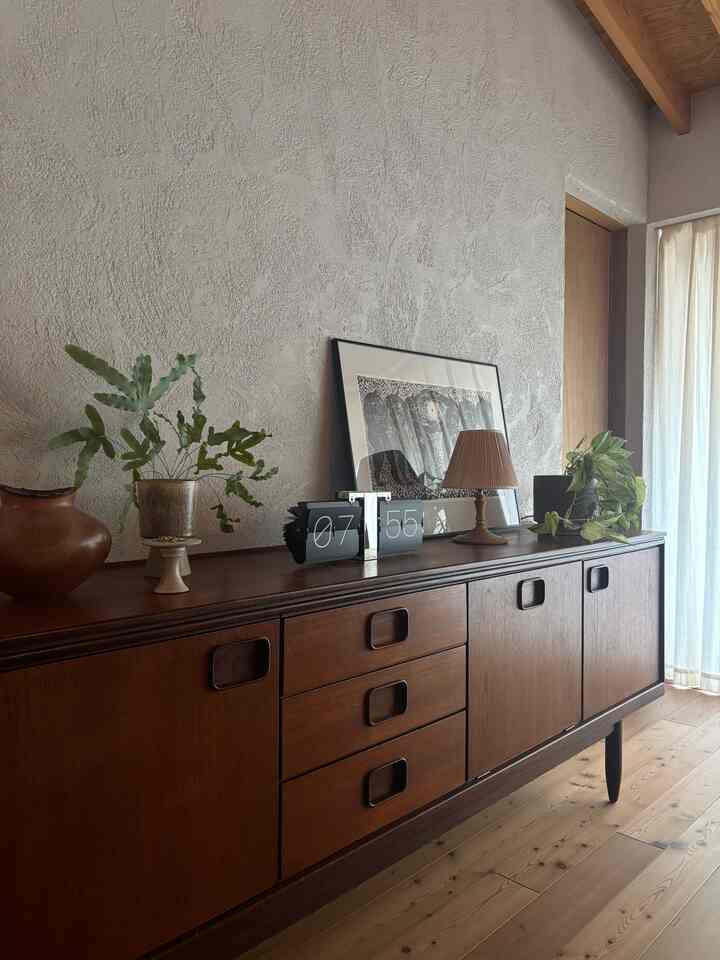 新しくお迎えしたライト
小ぶりでどこでも置けるのが嬉しい

#サイドボード
#フリップ式時計
#インテリアグリーン