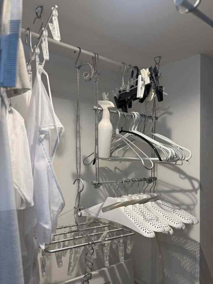 The width can be adjusted to accommodate the number of hangers you have.
You can remove them at any time, giving you ample room to rearrange.

Each pin hook can withstand a weight of 3kg, making it quite sturdy.

#WashingMachine #洗濯機上 #ハンガー収納 #浮かせる収納
#TensionRod #洗濯ロープ
#PinHooksSecurelyAttachedToWalls
#Daiso #DAISO #セリア #seria