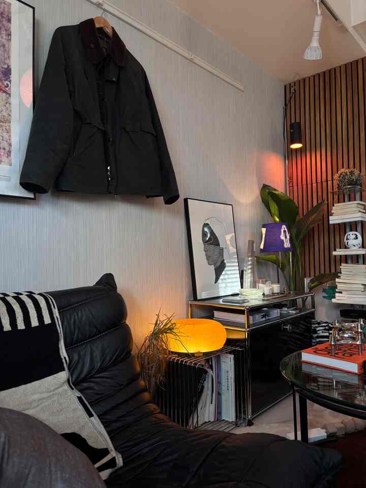 部屋の個性は小物の使い方で左右されます🧐

#1K #8畳 #一人暮らし #キャンドルホルダー #達磨 #間接照明 #お香