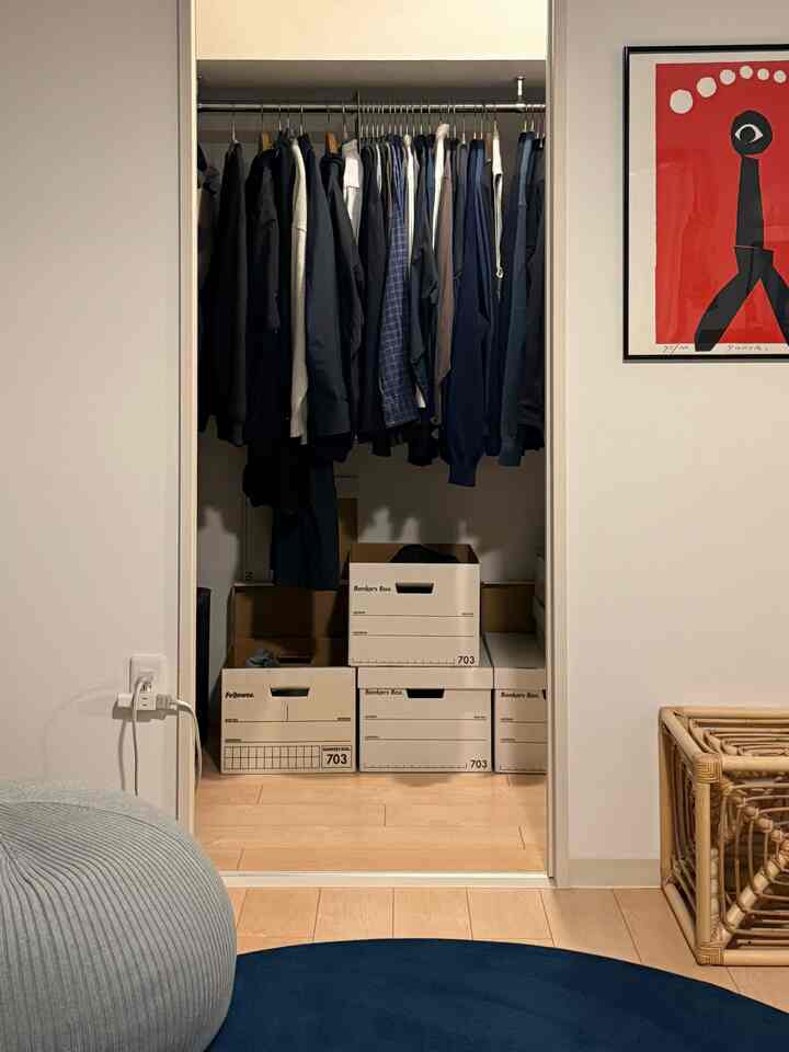 Photo2. 最近クローゼットの中に空気清浄機を移動しました。

#空気を回して換気 #カビ対策
#ウォークインクローゼット