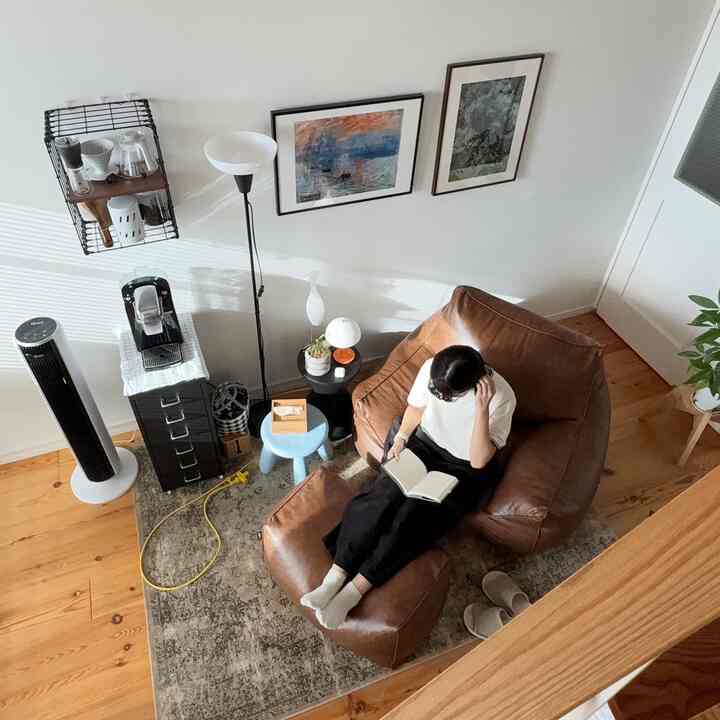 ブラウン調のリビング、ビーズクッションソファとオットマンが配置された雰囲気のあるナチュラルインテリア