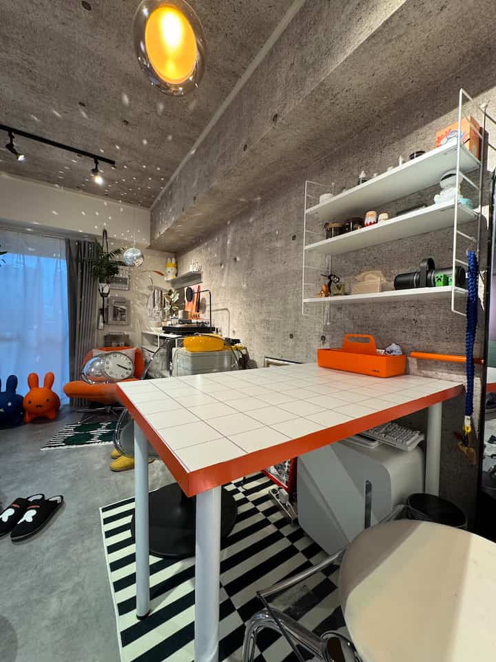 I used a DIY redecorating sheet on an IKEA table to brighten it up and customize it to my liking.

The sides are orange, and the surface is white and purple, making it my favorite table.

#IKEA #テーブルリメイク #壁紙屋本舗 #ラグ #ミッフィー #miffy #ウォールシェルフ #ダクトレール #モルタル床 #カラフルインテリア #カラーインテリア