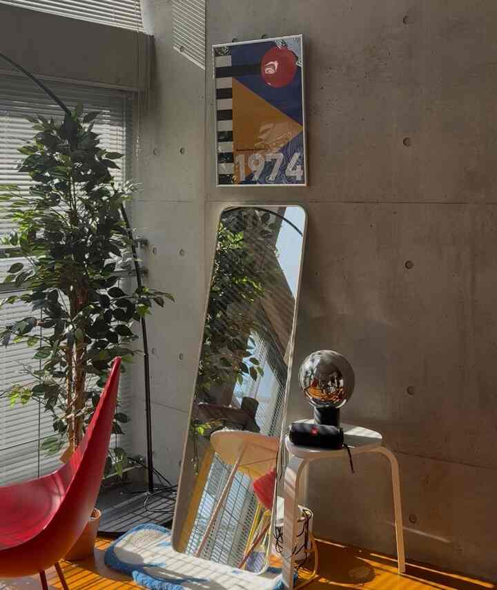 鏡の上にあるのは、バウハウスジャパンさんのポスターです。今ちょうど30%引きで売られているので、この機会にぜひ皆さんも試してみてください！
　
やはり鏡を置くと部屋が広く見えるので、とてもオススメです。
　
#ikea #bauhaus #シルレ 