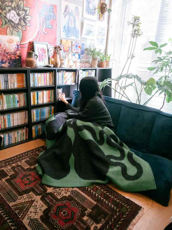 It's getting really cold, so I'm switching to a winter blanket.
I fell in love with this #arket blanket on a trip to Korea.
I love the cute Matisse-esque floral pattern on a green background. 🫰🏻
#livingalone #植物のある暮らし