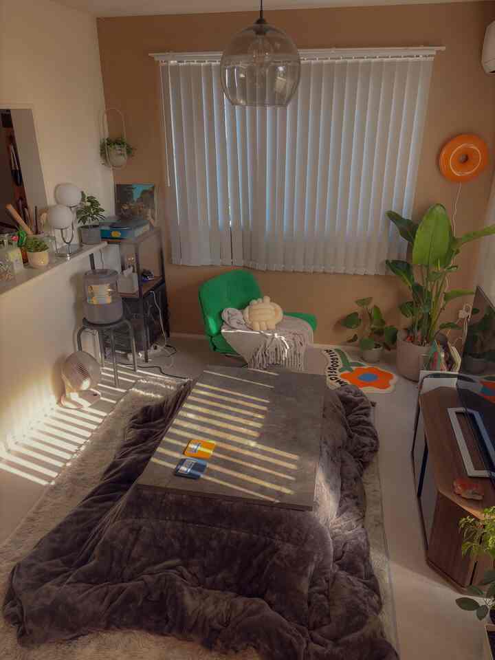 

Aku mengeluarkan kotatsu, memasang rak dinding, dan membeli beberapa strelitzia.

Setiap kali suasana ruangan berubah, aku selalu mengambil foto. 📸😚
Sangat menyenangkan mencoba berbagai hal dan bereksperimen. 🫶💗

#Rental #暮らし #2人暮らし #インテリア
#DekorasiRuangan #お部屋づくり #living #interior
#Strelitzia #観葉植物 #同棲 #カラフル
#Kotatsu #こたつ布団 #こたつテーブル