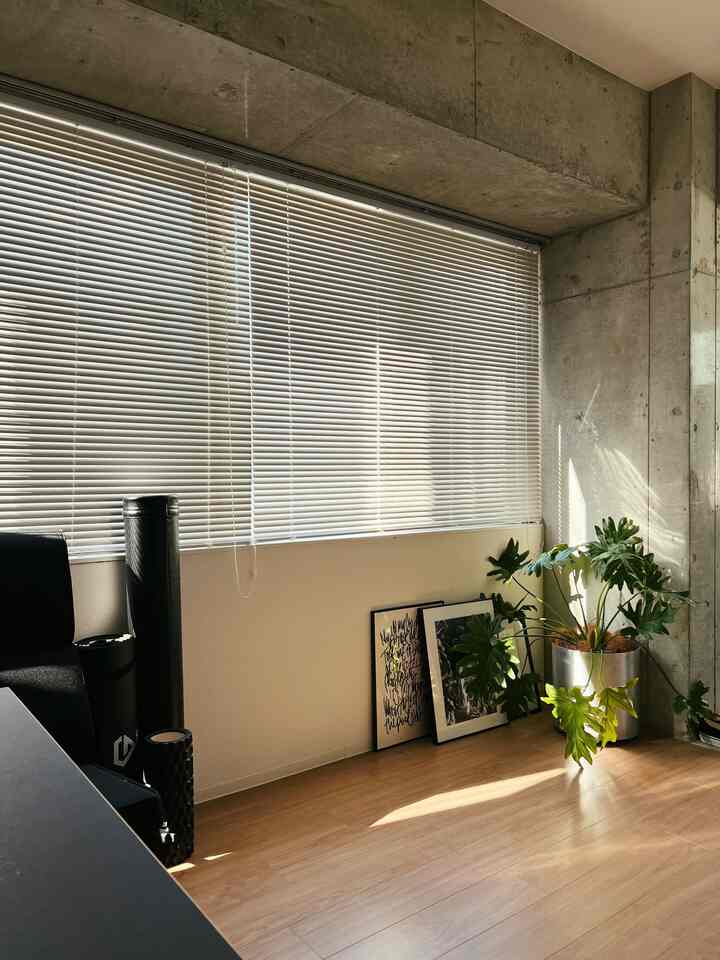 공간도 몸도 잘 갖춰져 있으면 좋겠어
　　　　
空間も身体も整っていた方がいい
　　　
#リビング #ソファー #テーブル #ストレッチ #ブラインド #観葉植物