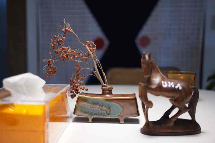 ブラウン色のオブジェと白いテーブルが置かれたミッドセンチュリーモダンのダイニングスペース