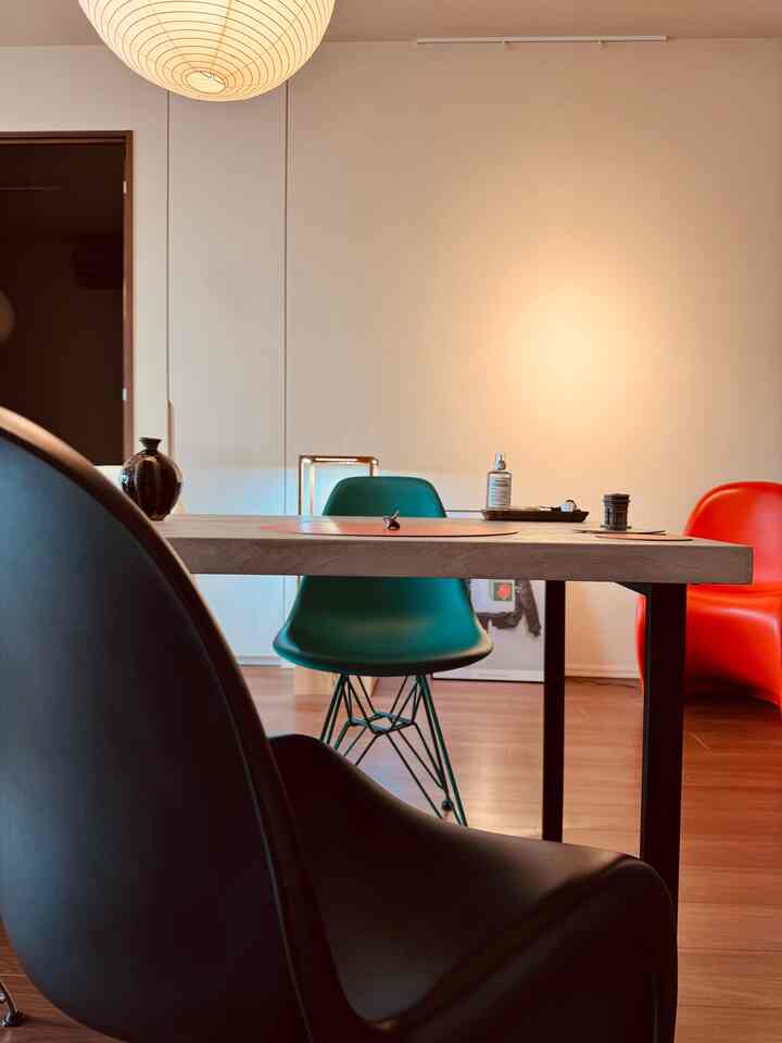 Living room update.
A calm space with a minimal vibe.
거실 분위기 업데이트 했어요.
미니멀한 무드로 정리한 공간이에요

Art / Design
#vernerpanton #pantonchair #vitra #isamunoguchi #akari #andywarholart #matiasfaldbakken #hamanmiller #cibone #hay

Interior / Lifestyle
#livingroom #tokyolifestyle #lifeintokyo #リビングインテリア #インテリア雑貨 #インテリアコーディネート #インテリア小物 #インテリアデザイン #暮らしの記録
