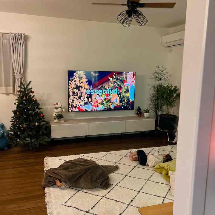 子供達とクリスマスなリビング🎄
#テレビボード #シーリングファン #インテリア #植物のある暮らし #子供のいる暮らし