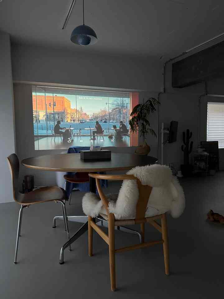 薄暗い時間もすき🌆

#ダイニング
#一人暮らし
#猫と家
#リノベーション
#マンションリノベ