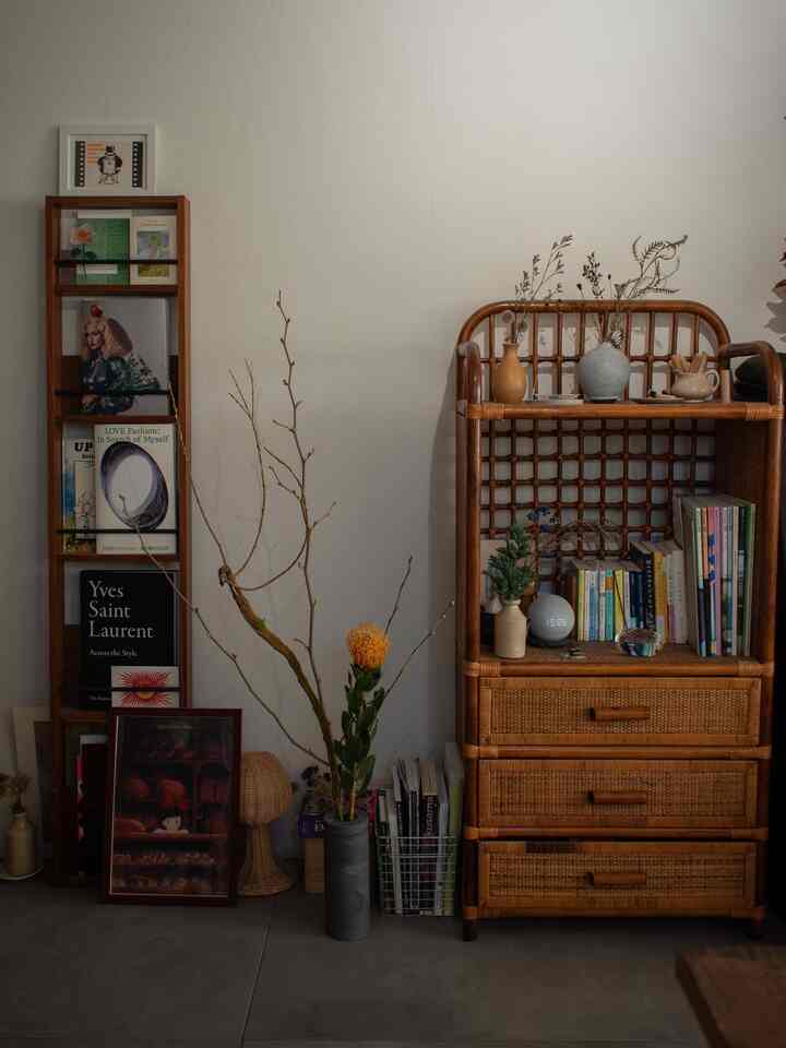 お気に入りのラタンのキャビネット。
置いてある陶器、小説、アートブック、フラワーベース。
全部お気に入り🟠

#一人暮らし #賃貸 #ワンルーム #1R #アンティーク #ラタン #本 #小説 #アート #アートブック #花 #植物 #フラワーベース #soil #無印良品 #サンゲツ #Alexa #アレクサ #Kyoto #京都 #京都暮らし