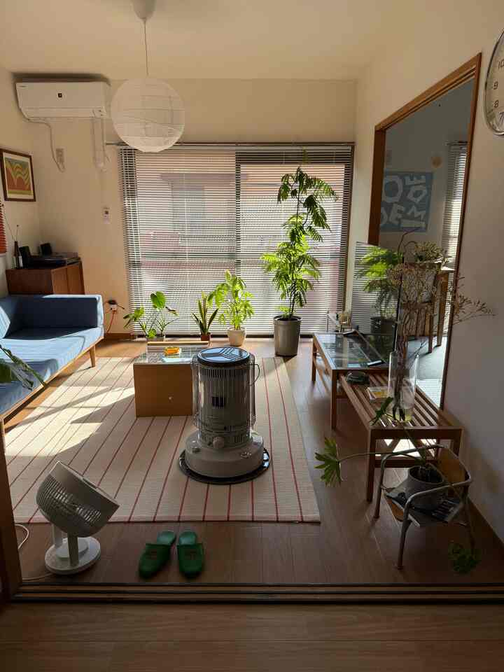 想像していた色と違ったけどストーブは意外と部屋に馴染んでくれている🏠 
#ナチュラルインテリア　#暮らしを楽しむ　#北欧モダン　#ミッドセンチュリー