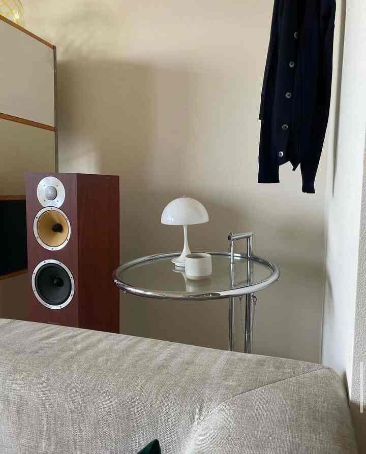 #リビング #ソファ  #本棚インテリア #サイドテーブル #ルイスポールセン　

リビングは、読む・聴く・くつろぐが交差する場所。

子どもたちとページをめくりながら、音楽が静かに流れる時間が至福です。

■購入先はリンクより🛒🔗
イームズのストレージユニットはリプロダクトをヤフオクで購入。当時5万円程度で落札した記憶があります。