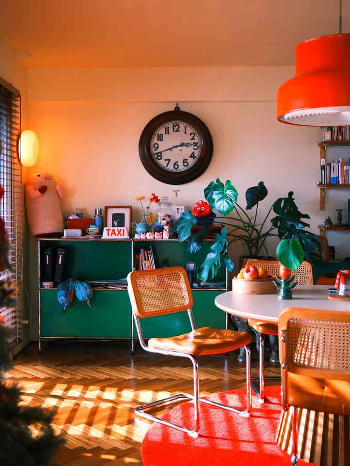 Hari Minggu itu seharusnya hujan, tetapi sesekali muncul sinar matahari.

Hampir menyilaukan...👀

Aku merasa agak kurang sehat dan sudah beristirahat di tempat tidur beberapa waktu lalu.😢

#Herringbone
#herringbone
#colorful
#RenovationPlan
#UsedApartment
#LivingRoomInterior
#Blinds
#Midcentury
#UsedApartmentRenovation
#ApartmentRenovation
#interior
#RoundTable #Antique
#DiningTable
#ApartmentRenovation
#Grayscale #Brayscale #Grayscale #SkyMilk #ApartmentInterior #Musthave #Renovation #Renovation #DiningTable