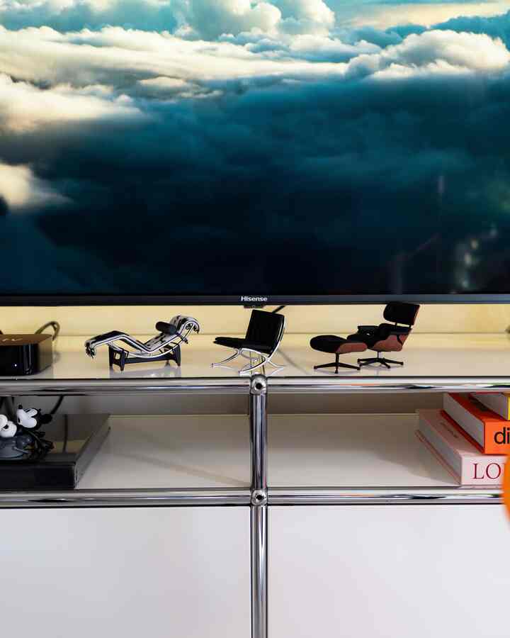 テレビ台はUSMハラーにして、憧れのチェアのミニチュアを置いてます✌️
いつか、我が家に招き入れたい、、、
場所問題もあるけど笑

#USM
#USMハラー
#イームズ
#ミッドセンチュリー
#ミッドセンチュリーモダン
#北欧風