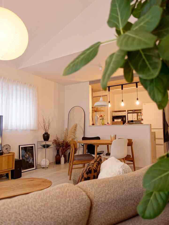 木の質感とベージュトーンで
落ち着くLDKをつくっています。

照明・家具・植物のバランスは
毎回少しずつ調整中。
同じ「ナチュラル×シンプル」が好きな方、
ぜひフォローしてください🤍
インテリアの記録を続けています。

#ohouse  
#ohousejapan
#interior  
#homeinterior  
#livingroominspo  
#interiorinspo  
#ナチュラルインテリア  
#北欧インテリア  
#ベージュインテリア  
#シンプルインテリア  
#おしゃれな部屋  
#部屋作り  
#インテリア好き  
#インテリア好きな人と繋がりたい  
#暮らしを整える  
#暮らしの記録  
#家づくり  
#マイホーム  
#ldkインテリア  
#照明のある暮らし