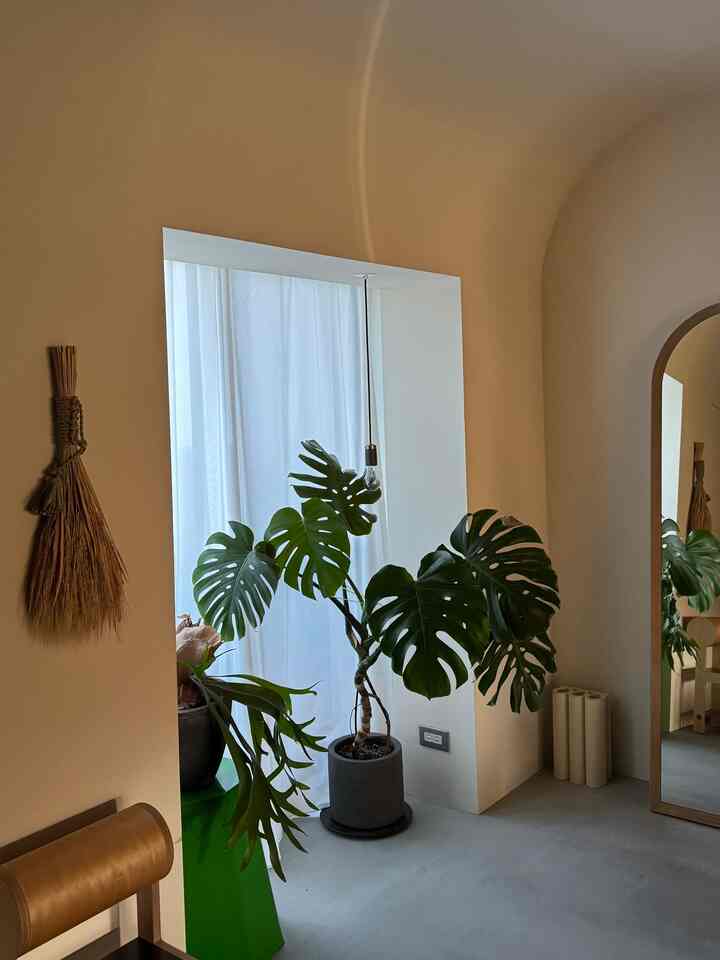 しゅるっと現れた曲線の光



#マンションリノベーション
#モルタル玄関
#r天井