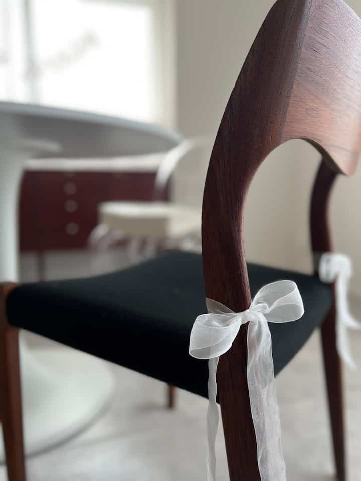 Kursi Moller favoritku, No. 71.
Kupikir pita putih akan terlihat bagus di kursi ini, tapi malah terlihat seperti gaun pengantin 😂
Tapi dari belakang, kursi ini sangat pas dengan kaki langsingnya 🎀

#DekorasiUlangTahun
#KursiKlasik
#Terjangkau
#KursiMakan