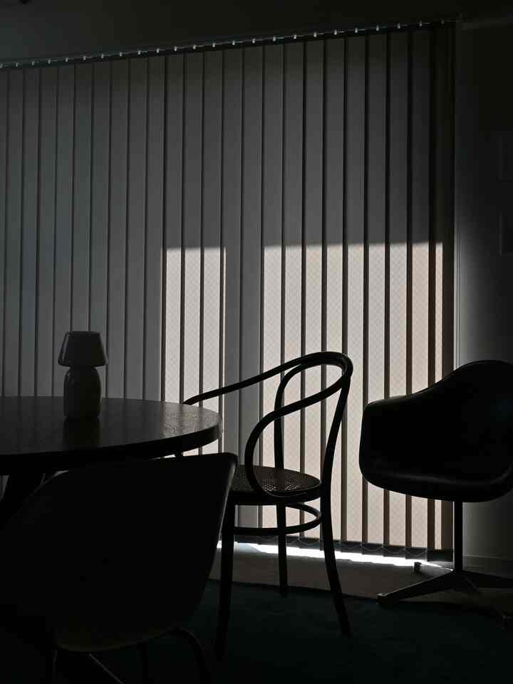 現在家をリノベーション中で、仮住まいにお引越し🏠仮住まいも朝日が気持ちよく入って心地よい🌞Ohouseで購入した防水ラグが活躍中！
#newrug #防水ラグ #diningroom #ダイニングルーム