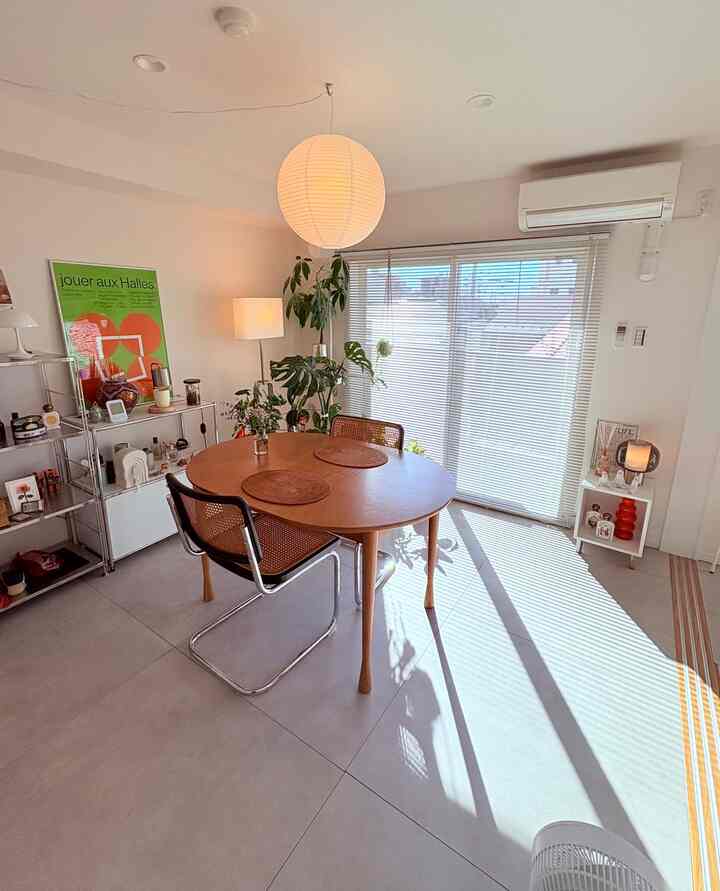 朝日もバッチリ！フロアタイルを敷いてるから、
より部屋が明るく見えます♪
底冷えを少し軽減されるから本当にオススメ。
あと、ホコリやゴミが目立つから掃除機をかけたくなる☝️

#ミッドセンチュリー
#ミッドセンチュリーインテリア
#ミッドセンチュリーモダン
#インテリア好き
#部屋作り
#おしゃれ部屋
#2LDK
#二人暮らし
#IKEA
#間接照明
#丸テーブル
