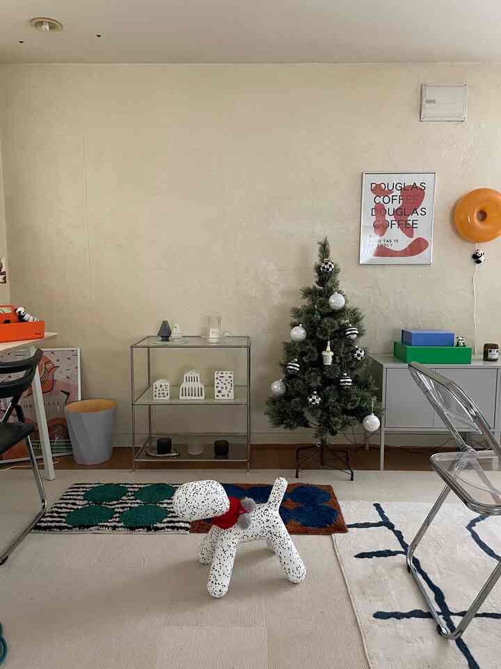 ケーラーのアーバニアと、iittalaのキャンドルホルダー🕯️この時期にだけ出すけど少しクリスマス感が出たかな？？
#クリスマス　#クリスマスディスプレイ　#北欧インテリア　#韓国インテリア　#ミッドセンチュリー　#カラフルインテリア　#HAY #IKEA #vitra