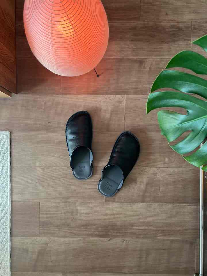 しっくりくるものがなくて定期的に買い換えていたスリッパ。
そんな私が虜になりました。

レザーだからこそ履けば履くほど足の形に馴染んでいきます。

#レザースリッパ #観葉植物のある暮らし
#間接照明のある暮らし #リビングルーム